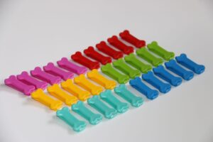 Plastová spona mašle pro psy kostička - DOPRODEJ - Barva: Červená