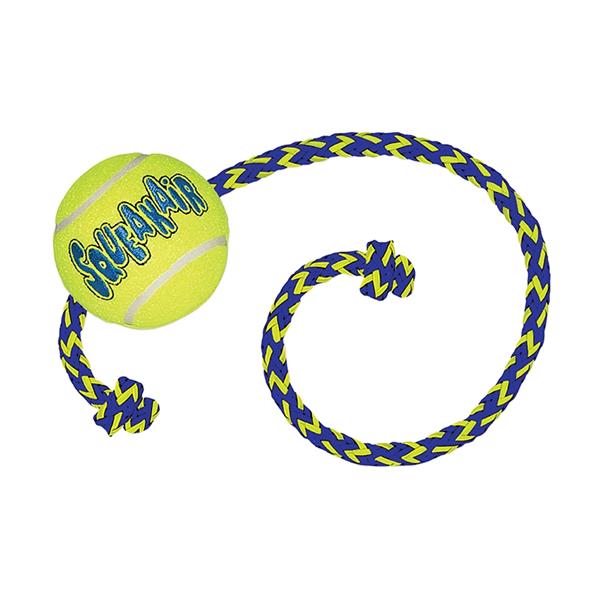 Hračka tenis KONG SqueakAir Ball w/Rope M Hračka tenis KONG SqueakAir Ball w/Rope M